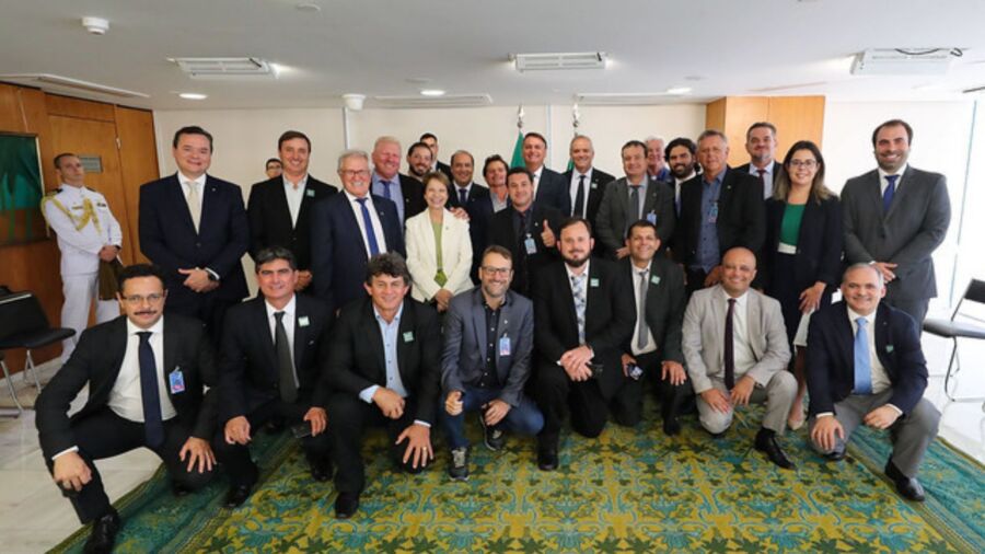 Produtores de soja entregam pauta ao presidente Jair Bolsonaro Produtores de soja entregam pauta ao presidente Jair Bolsonaro 2