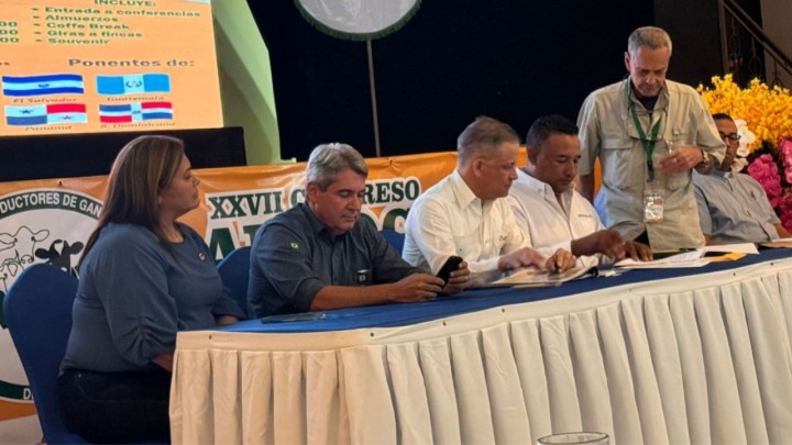 ABCZ e Aprogalpa assinam carta de intenção para promover controle leiteiro de rebanhos zebuínos no Panamá
