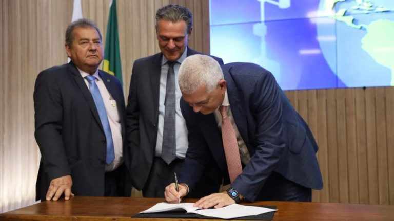 Ministro Carlos Fávaro assina acordo que garante instalação de 220 novas estações meteorológicas no País